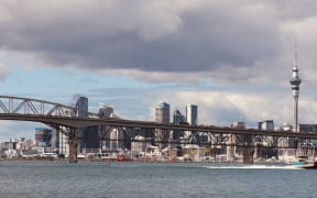 Severe winds at Auckland Bridge slows traffic