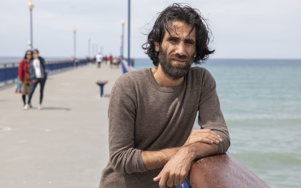Cette photo prise le 22 novembre 2019 montre le réfugié kurde iranien Behrouz Bojani posant pour une séance photo à Christchurch.
