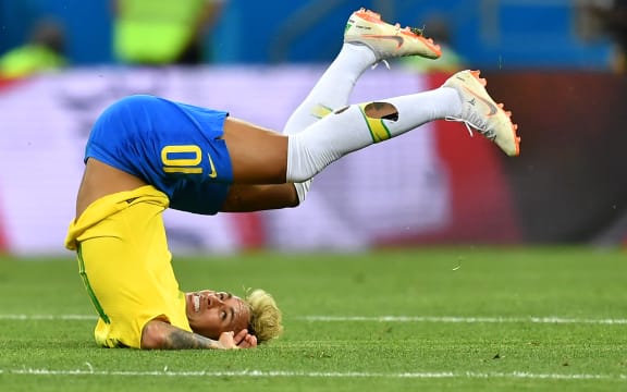 Brazil's forward Neymar falls during the Russia 2018 World Cup Group E football match between Brazil and Switzerland at the Rostov Arena in Rostov-On-Don on June 17, 2018. / AFP PHOTO / JOE KLAMAR