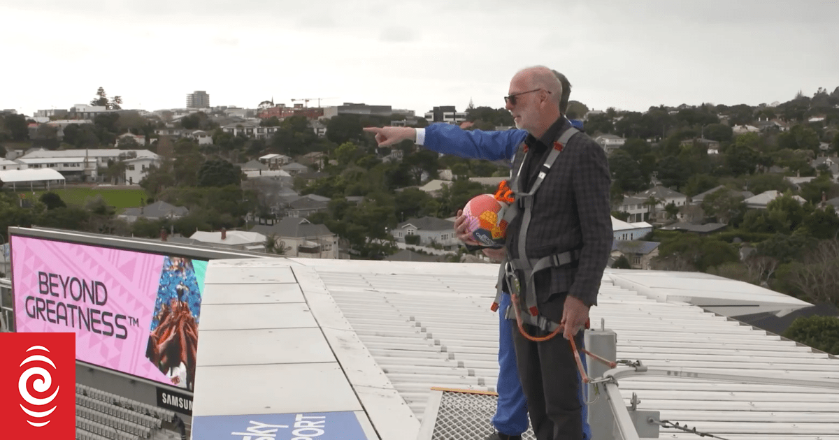 Burmistrz Auckland kozłuje piłkę nożną na dachu Eden Park, aby uczcić Mistrzostwa Świata FIFA
