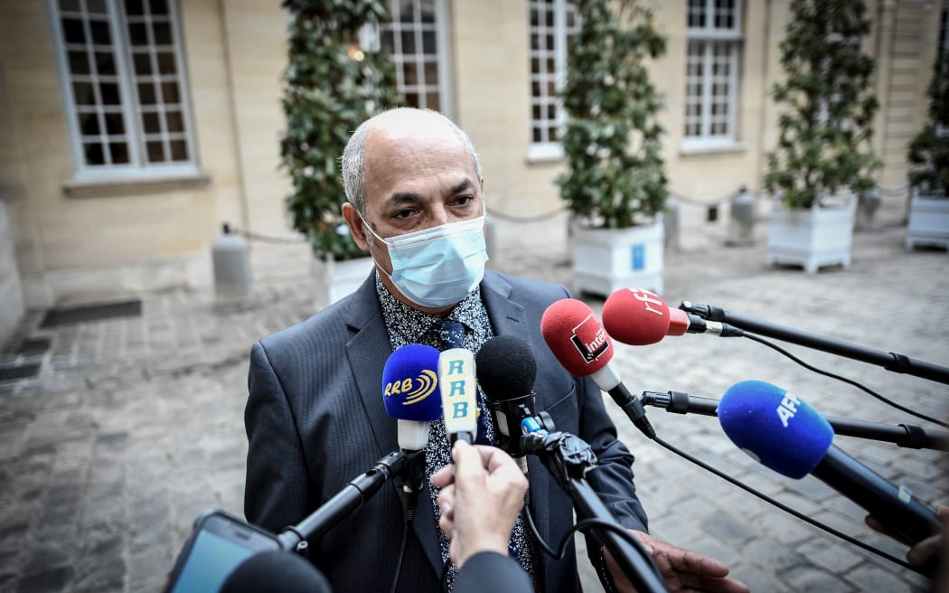 Le délégué de la Nouvelle-Calédonie Gilbert Tywinon de "Union calédonienne" Un groupe politique s'adresse aux journalistes après une rencontre avec le Premier ministre français, le 26 mai 2021 à l'hôtel de Matignon, à Paris.  (Photo de Stéphane de Sakutin/AFP)