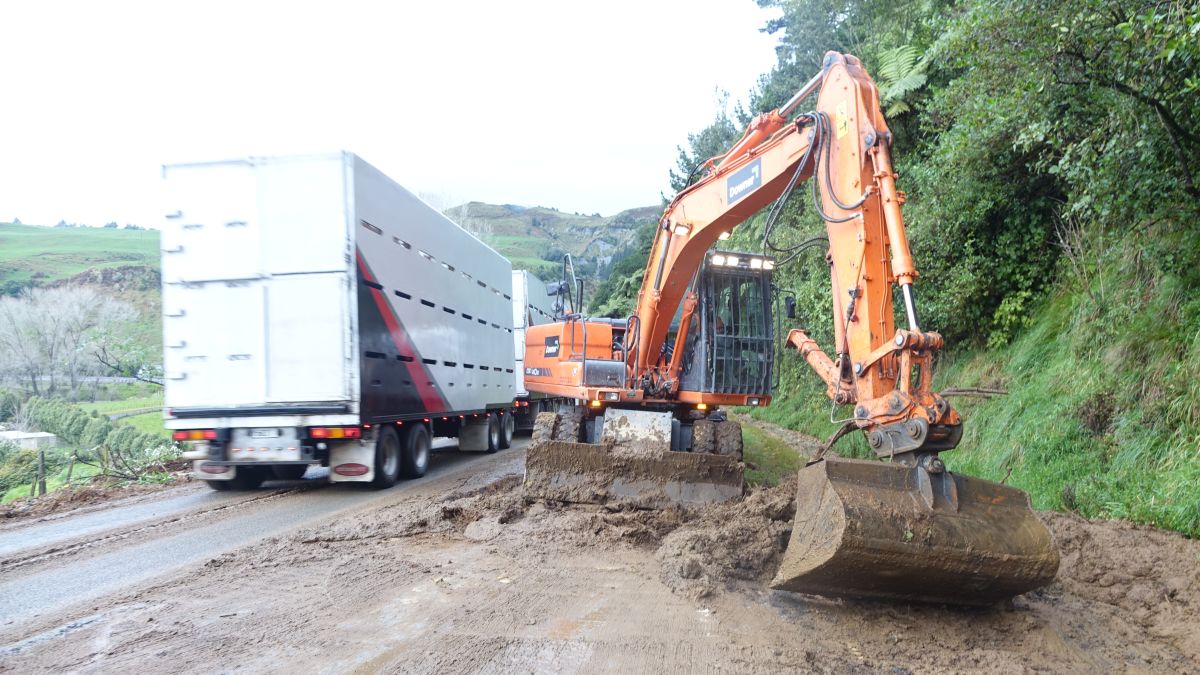 Slip blocks SH3 in Taranaki | RNZ News