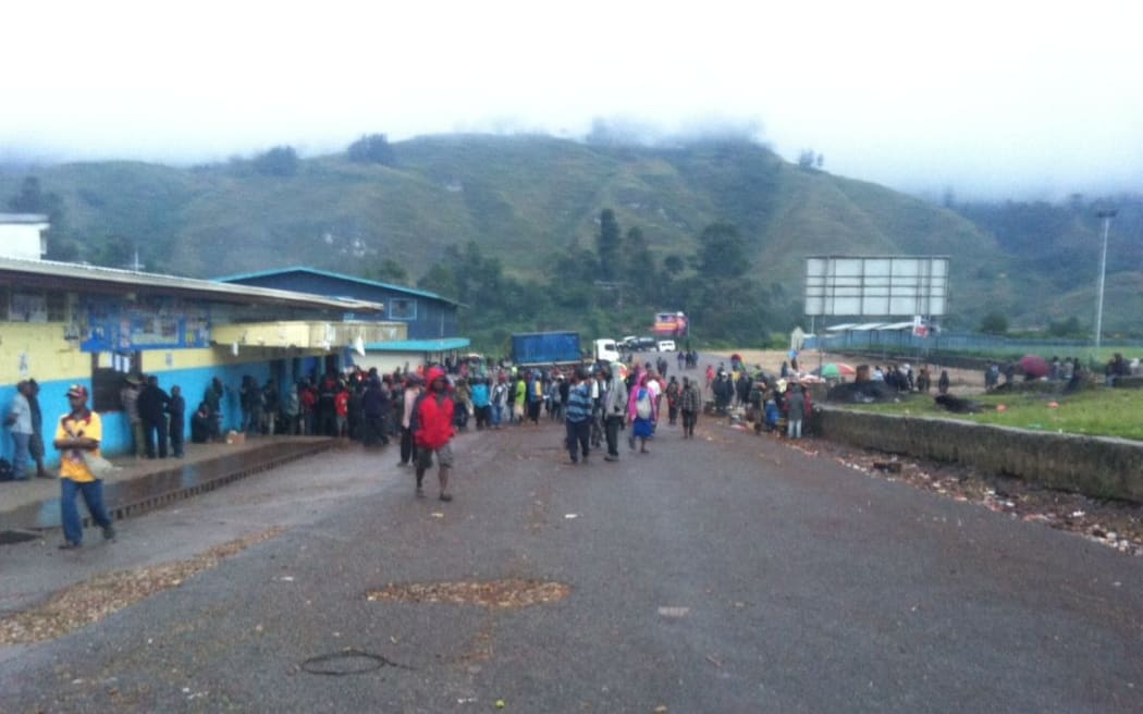 A crowd gathered in Mendi during vote counting.