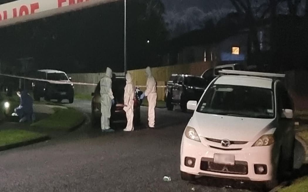 在克伦登公园的蒙克里夫大道,两具尸体被装上车