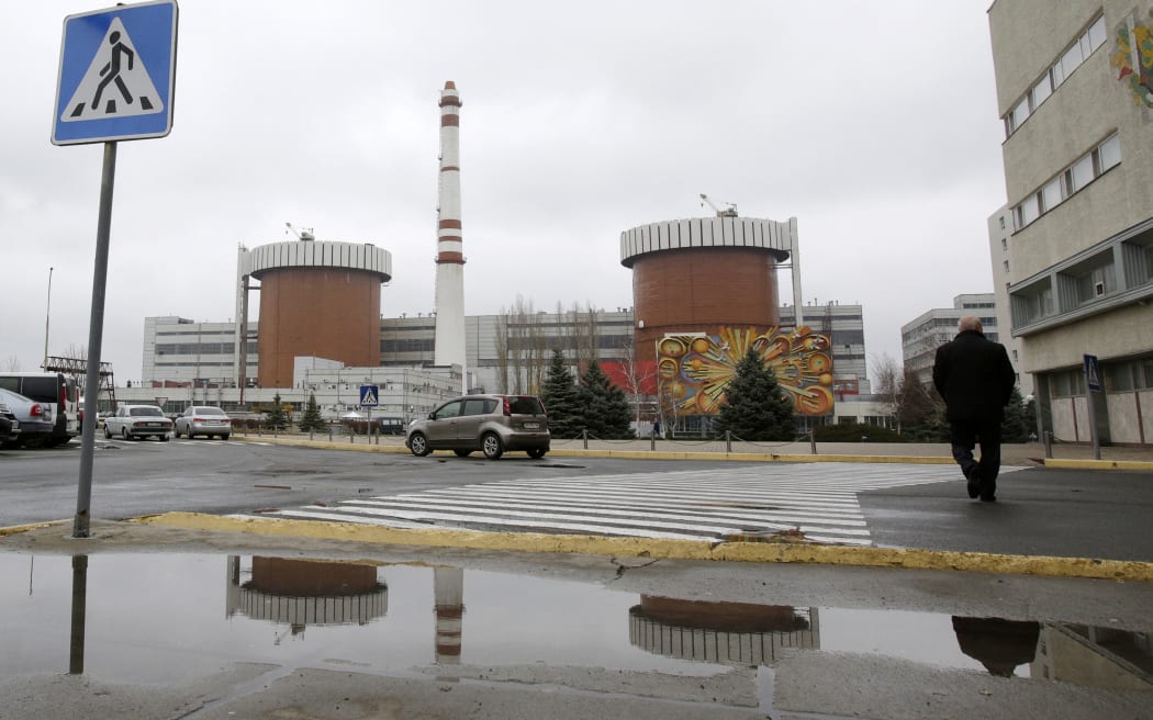 Dice que las fuerzas rusas están tratando de desconectar la planta de energía nuclear de Zaporizhia de la red.