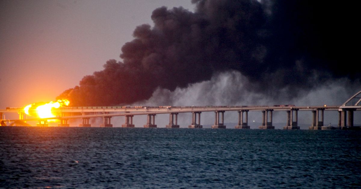 Une explosion frappe un pont de Crimée crucial pour la guerre de la Russie, Poutine ordonne plus de sécurité