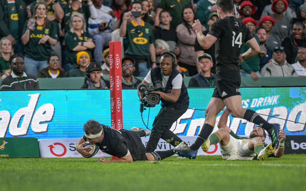 Sam Cane (C) of New Zealand scoring his try during the South Africa Springboks v New Zealand All Blacks rugby union test match at Ellis Park, Johannesburg, South Africa on Saturday 13 August 2022. The Lipovitan-D Rugby Championship 2022.