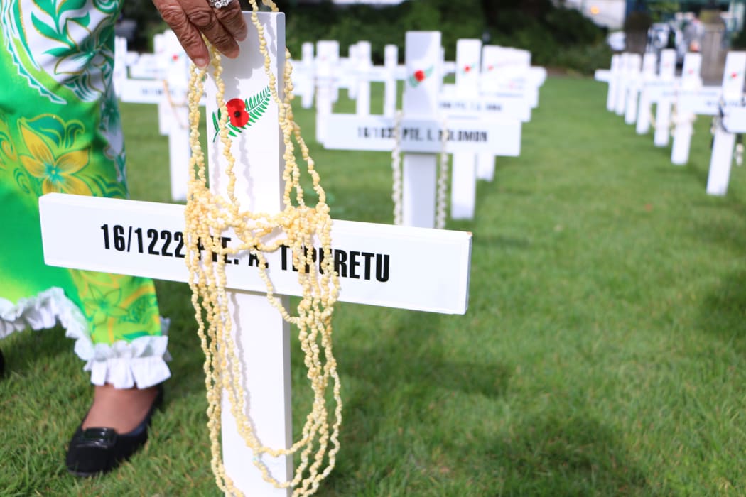 An ei (necklace) of yellow shells is hung around a cross for Private Apu Tepuretu who was one of 45 Cook Island men who first enlisted to serve in the First World War. The total number of volunteers from the Cook Islands would eventually reach 500.