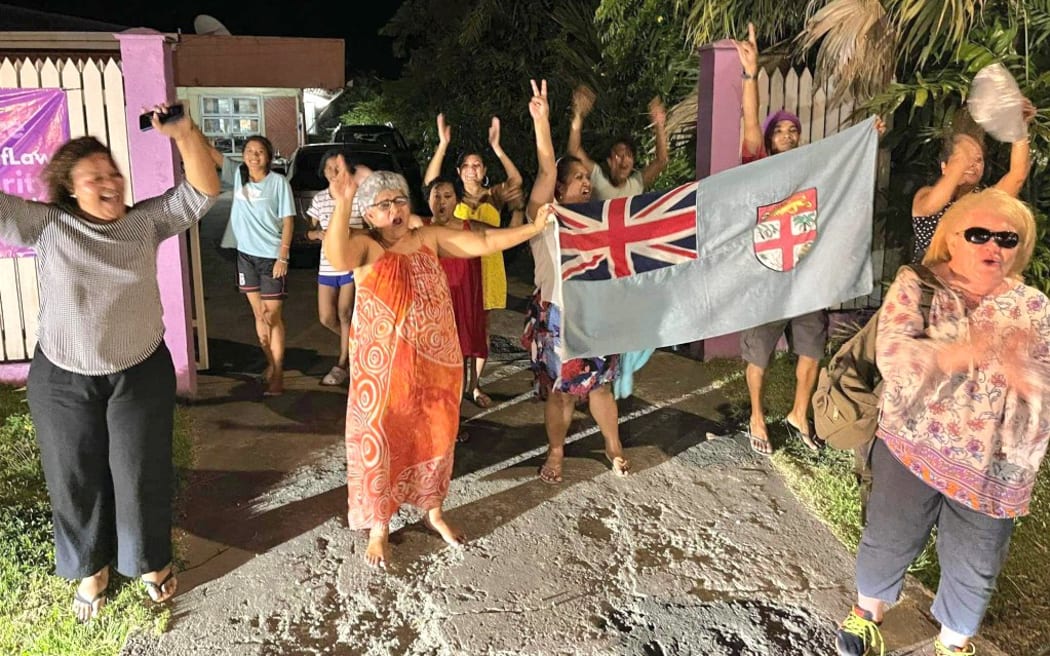 Escenas alegres en Suva - El Centro de Crisis de Mujeres de Fiji tuiteó esta foto con el pie de foto - Hoy es el día de Fiji.  El pueblo de Fiji ganó.  Esperamos una Alianza Popular, Partido Federación Nacional y Coalición de Gobierno SODELPA con foco en la Democracia, el Estado de Derecho y los Derechos Humanos.  ¡Felicidades!