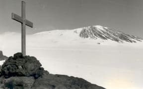 This wooden cross to the victims of the Erebus disaster was erected above Scott Base by recovery workers. On 30 January 1987 a stainless steel cross replaced this original one, which had eroded.