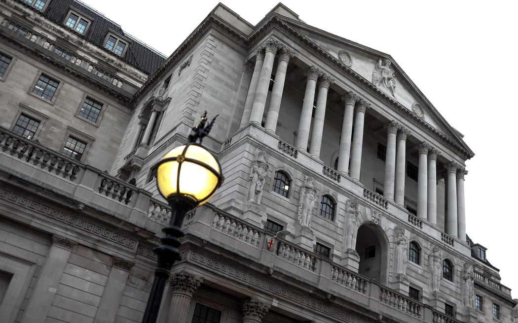 Bank of England steps in to calm UK markets thumbnail