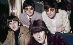 Les Beatles, groupe anglais de musique Pop (1962-1970). Debout: : Paul McCartney et John Lennon (1940-1980). Assis : Ringo Starr et George Harrison (1943-2000). Août 1966.     RVB-13310 (Photo by © Collection Roger-Viollet / Roger-Viollet via AFP)