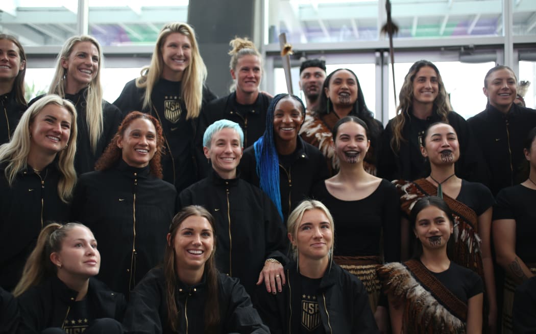 La Selección Nacional Femenina de Fútbol de EE. UU. posa con el grupo Kapa Haka en la glorieta oficial de la Copa Mundial Femenina de la FIFA 2023.