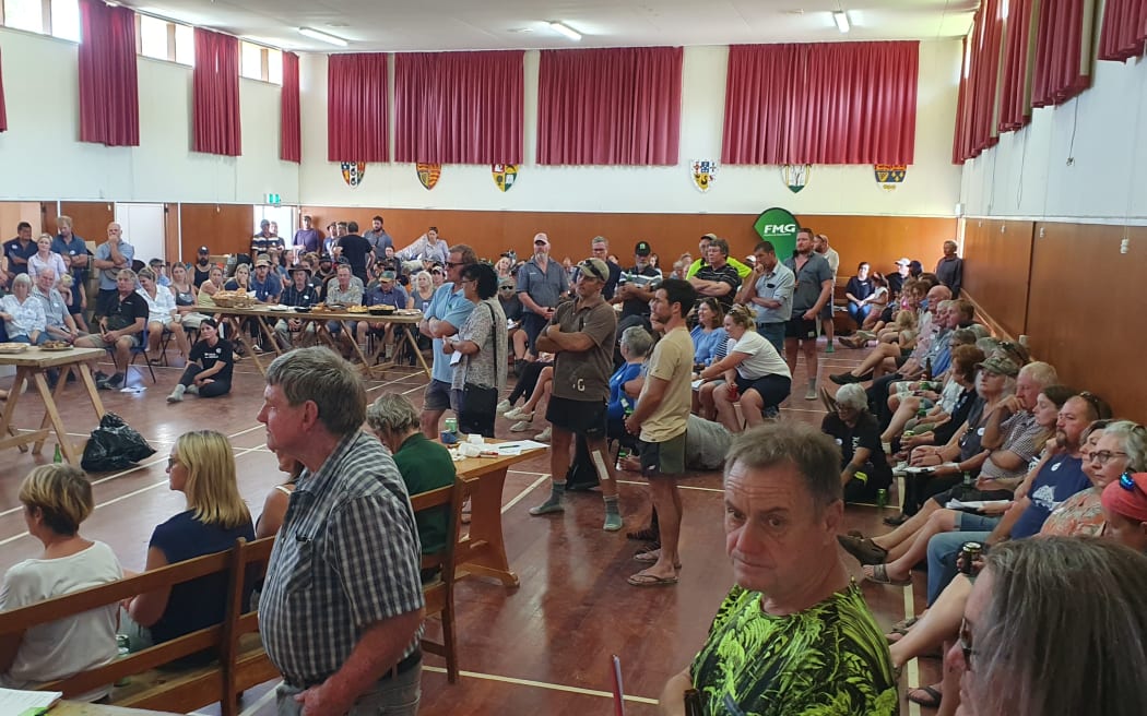 数百人参加周日在怀拉拉帕东海岸蒂努伊举行的飓风加布里埃尔社区会议，其中一些人乘坐直升机。