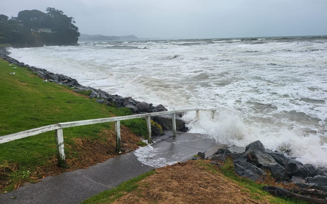 周日下午的奥雷瓦海滩，飓风加布里埃尔正在向新西兰袭来。