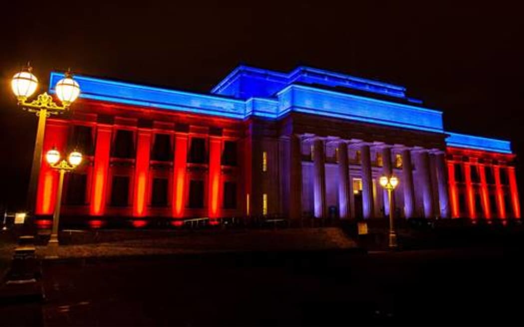 Tāmaki Paenga Hira Auckland War Memorial Museum rozświetlone w samoańskich barwach Vaiaso o le Gagana Samoa.  czerwiec 2022