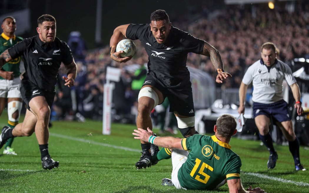 Shannon Frizell scores a try in the Rugby Championship match between New Zealand and South Africa at Mt Smart Stadium in Auckland.