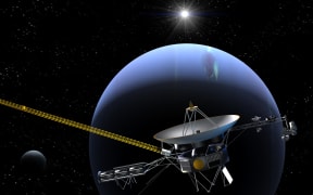 Sonde Voyager 2 pres de Neptune - Voyager 2 spacecraft near Neptune - Artwork - La sonde Voyager 2 s'est placee en orbite autour de Neptune en aout 1989. Vue d'artiste Voyager 2 passes Neptune and Triton, its largest moon before leaving the Solar System forever ©Steven Hobbs/Novapix/Leemage (Photo by Steven Hobbs / Novapix / Leemage via AFP)
