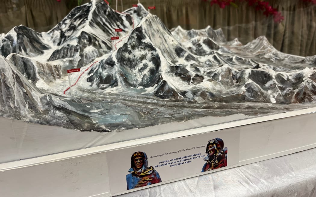 Sir Edmund Hillary ve Sherpa Tenzing Norgay tarafından dünyanın en yüksek zirvesine tırmanmak için kullanılan rotayı izleyen Everest Dağı'nın 3 boyutlu modeli, Cumartesi günü Auckland'daki Everest Günü kutlamalarında tanıtıldı.