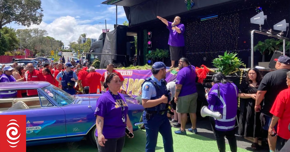 Burger Fuel-branded car ploughs into brass band at Avondale Santa parade - Vimarsana News