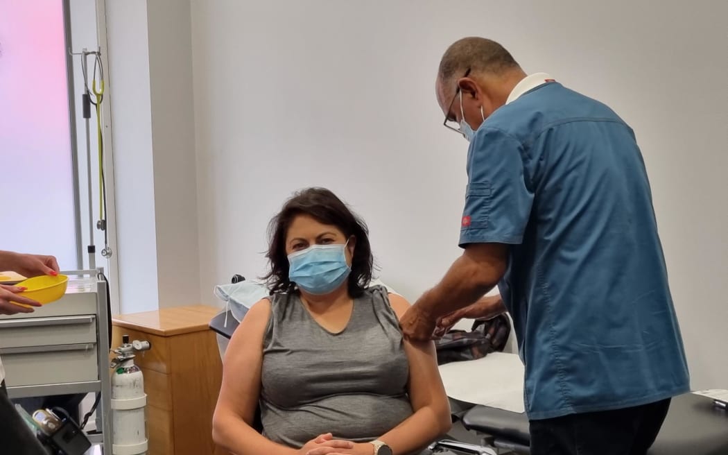 La ministre de la Santé, le Dr Ayesha Verrall, a reçu son rappel Covid et sa vaccination contre la grippe lors d'un événement de vaccination communautaire à Upper Hutt le 1er avril 2023.