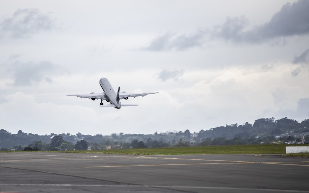 Policja i wojsko opuszczają bazę RNZAF Auckland na Wyspy Salomona Boeingiem 757 Królewskich Sił Powietrznych Nowej Zelandii.