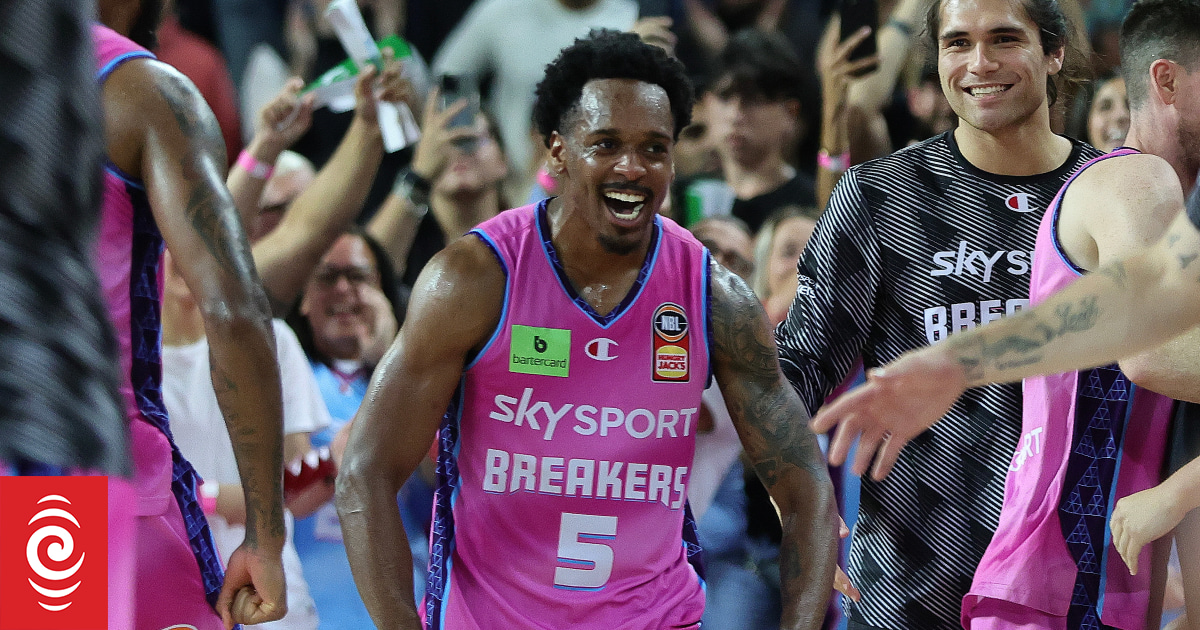 Barry Brown leads Breakers back to finals