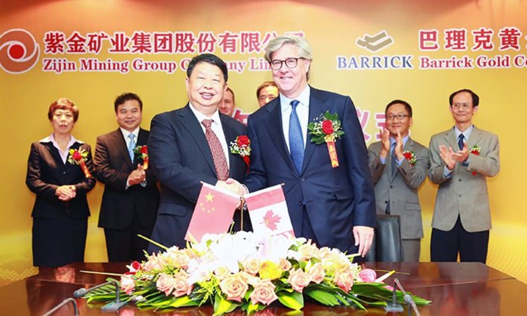 Zijin Mining Group Chairman Chen Jinghe (left) and Barrick Gold Corporation Chairman John L. Thornton (right) signed a strategic cooperation agreement at a ceremony at Zijin’s offices in Xiamen, China on May 26, 2015.