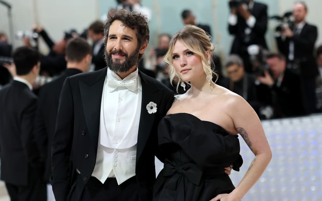 NUEVA YORK, NUEVA YORK - 01 DE MAYO: (L-R) Josh Groban y Natalie McQueen asisten a la celebración de la Gala Met 2023 