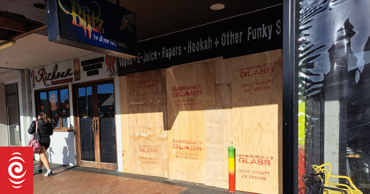 Ram raid at Takapuna vape shop as businesses struggle to get bollards installed - Vimarsana News