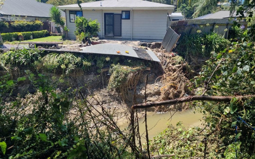 在飓风加布里埃尔期间，北哈夫洛克乔尔路上的房屋被受污染的泥浆淹没，但社区和海军出手帮助清理街道和房屋。