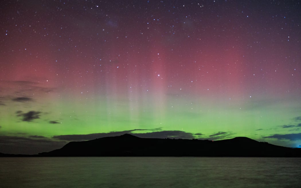 Kuzey Işıkları, Pazartesi gecesi Yeni Zelanda'nın gökyüzünü çarpıcı bir renk gösterisiyle aydınlattı.