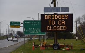NIAGARA FALLS, NEW YORK - NOVEMBER 22: A sign indicates that all bridges between the U.S. and Canada are closed after a car crashed and exploded at The Rainbow Bridge on November 22, 2023 in Niagara Falls, New York. According to reports, the two occupants of the car died when their car crashed near a border checkpoint. The cause of the crash is still under investigation.   John Normile/Getty Images/AFP (Photo by John Normile / GETTY IMAGES NORTH AMERICA / Getty Images via AFP)