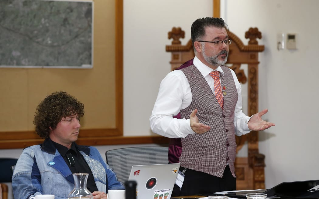 Whangārei Mayor Vince Cocurullo (standing)