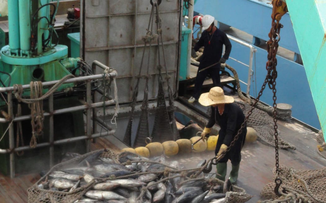 Le transbordement de thon à Majuro, illustré sur cette photo d'archive, a diminué de 60 % en 2020