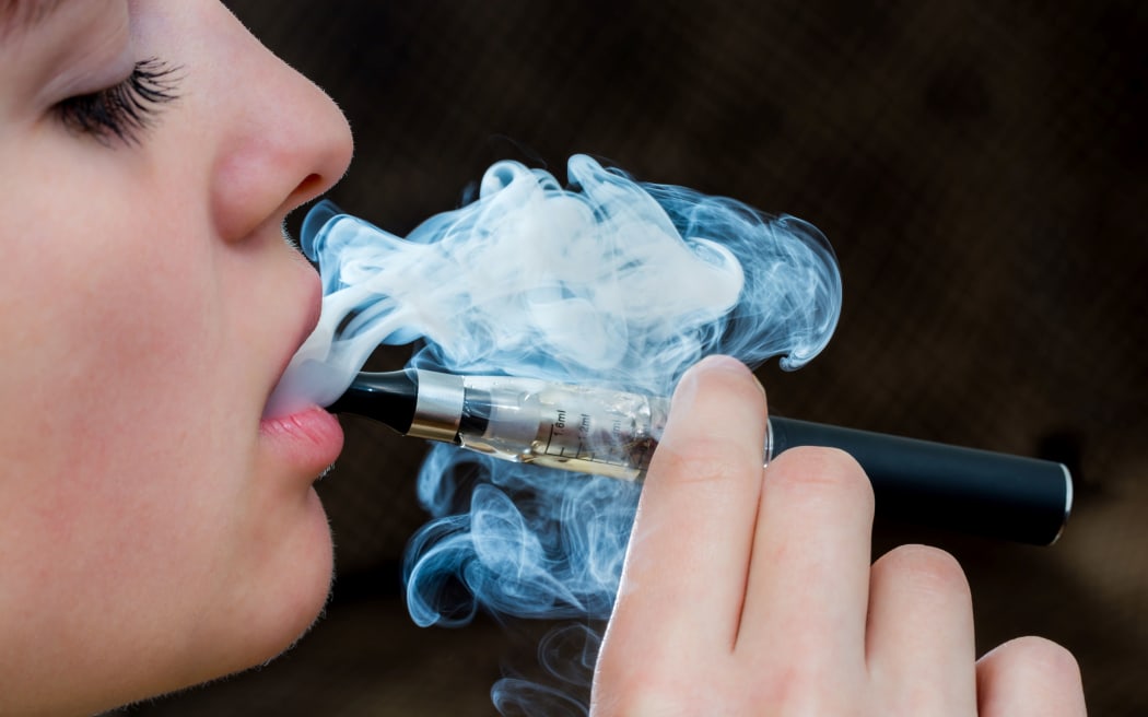 女性电子烟的特写细节,水平拍摄