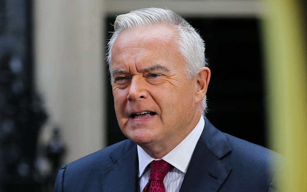 Bbc Presenter At Centre Of Sex Photo Scandal Named As Lead Anchor Huw Edwards Rnz News 