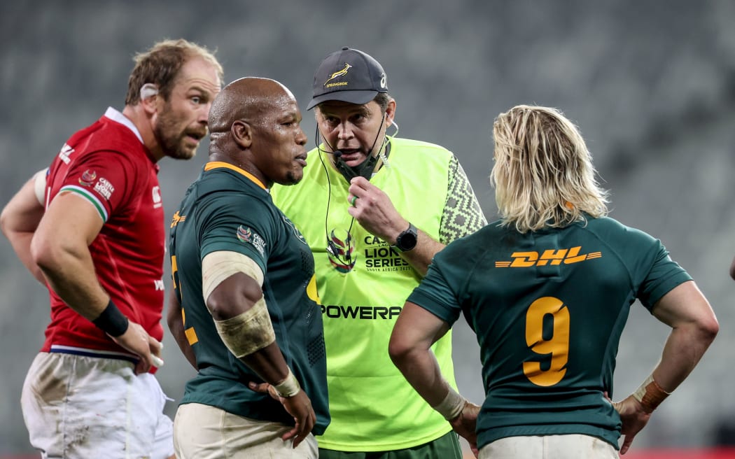 World Rugby clamps down on water carrying coaches