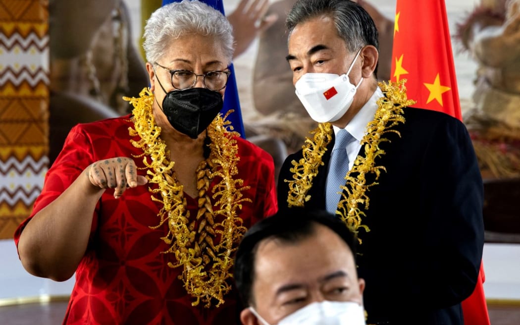 This picture released by the Samoa Observer on May 28, 2022 shows Chinese Foreign Minister Wang Yi (R) talking to Samoa Prime Minister Fiame Naomi Mataafa during agreements signing ceremony between the two countries in Apia. (Photo by Vaitogi Asuisui MATAFEO / SAMOA OBSERVER / AFP) / --- EDITORS NOTE --- RESTRICTED TO EDITORIAL USE