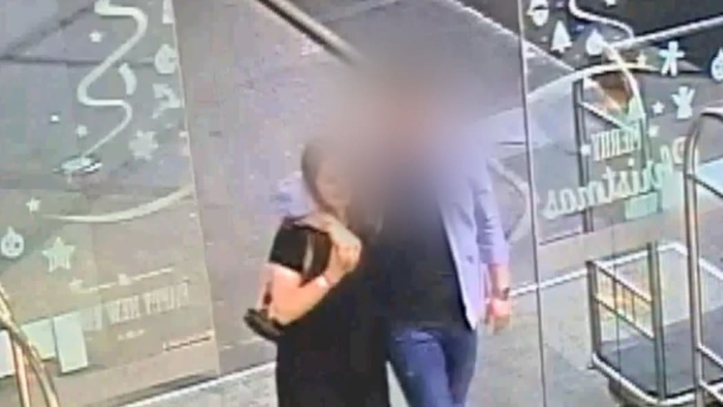 Grace Millane Murder Trial Cctv Footage Shows Evening Of Tinder Date Rnz News 5773