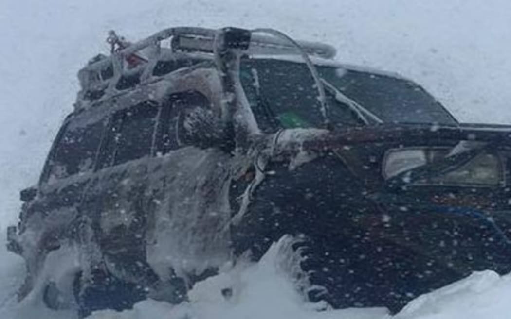 A helicopter is still trying to rescue 36 people trapped in vehicles on a remote, snow-filled road in in Central Otago but it can't land.