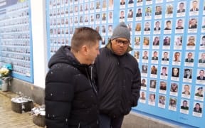 Ukraine Deputy Minister of Defence Oleksandr Polishchuk (left) and Minister of Defence Peeni Henare at the Wall of Remembrance of the Fallen for Ukraine in Kyiv.