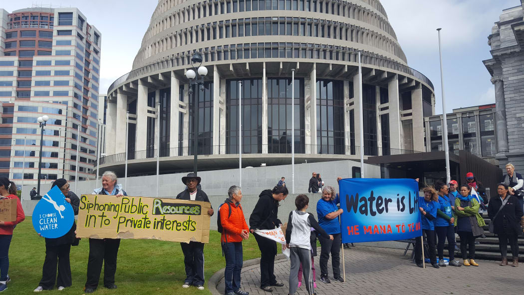 The Bung the Bore campaign has presented a 15,000-signature petition to opposition MPs, calling for a moratorium on water exports.