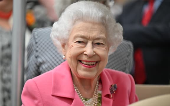 Britain's Queen Elizabeth II smiles during a visit to the 2022 RHS Chelsea Flower Show in London on May 23, 2022. - The Chelsea flower show is held annually in the grounds of the Royal Hospital Chelsea. (Photo by PAUL GROVER / POOL / AFP)
