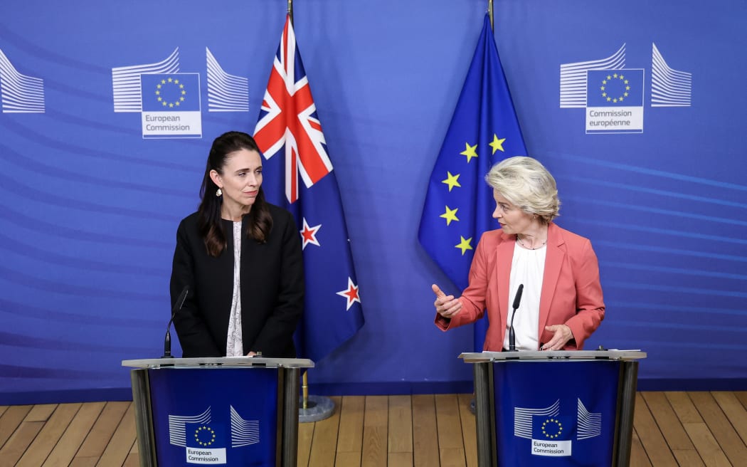 European Commission President Ursula von der Leyen (R) and New Zealand Prime Minister Jacinda Ardern (L) give a press conference after a meeting at EU headquarters in Brussels, on June 30, 2022. (Photo by Kenzo TRIBOUILLARD / AFP)
