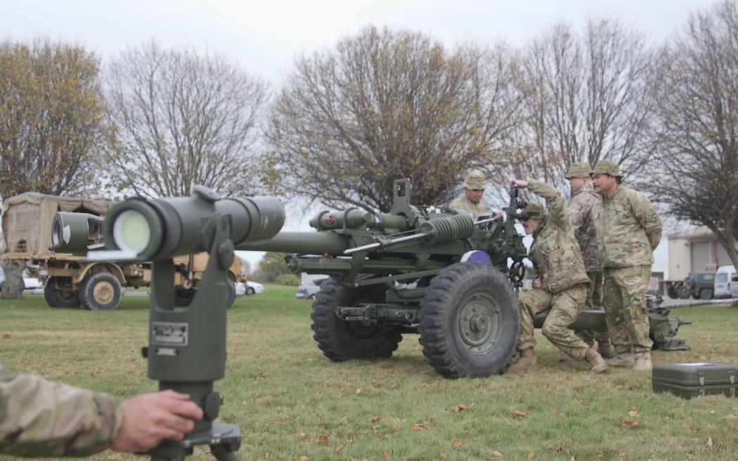 NZDF soldiers demonstrating how to use the L119 105mm Light Gun