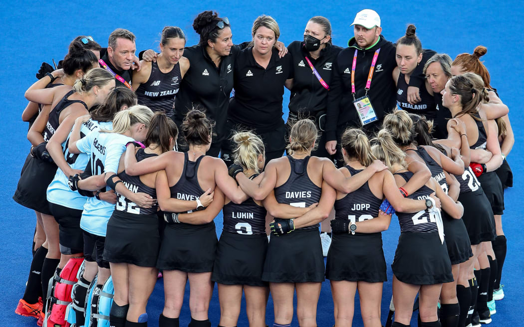 De New Zealand Black Sticks verzamelen zich terwijl Engeland hun overwinning in de halve finale van Engeland tegen de New Zealand Black Sticks voor dameshockey viert in het Birmingham University Hockey & Squash Centre, Birmingham, Engeland op vrijdag 5 augustus 2022. Birmingham 2022 Commonwealth Games.  Verplicht tegoed: Matthew Impey / www.photosport.nz