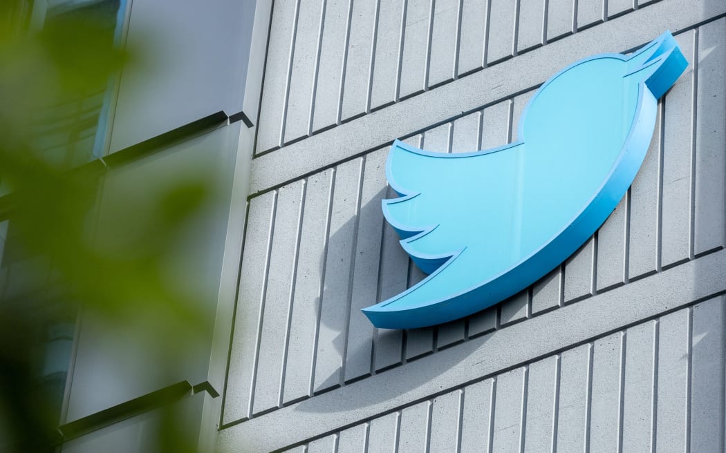 (文件)在这张 2022 年 10 月 28 日拍摄的文件照片中,Twitter 徽标位于他们位于加利福尼亚州旧金山的总部外。 - 这是一个白日梦还是一种可能性? 埃隆·马斯克希望 Twitter 的收入来源在广告之外实现有意义的多样化,但到目前为止,还没有一家大型社交网络能够完全摆脱广告。 作为黄金标准,社交媒体广告可以针对大规模个人用户进行微调和定制,这对 Meta 的 Facebook 和 Instagram 以及谷歌来说尤其有利可图。 (照片由 Constanza HEVIA / 法新社拍摄)