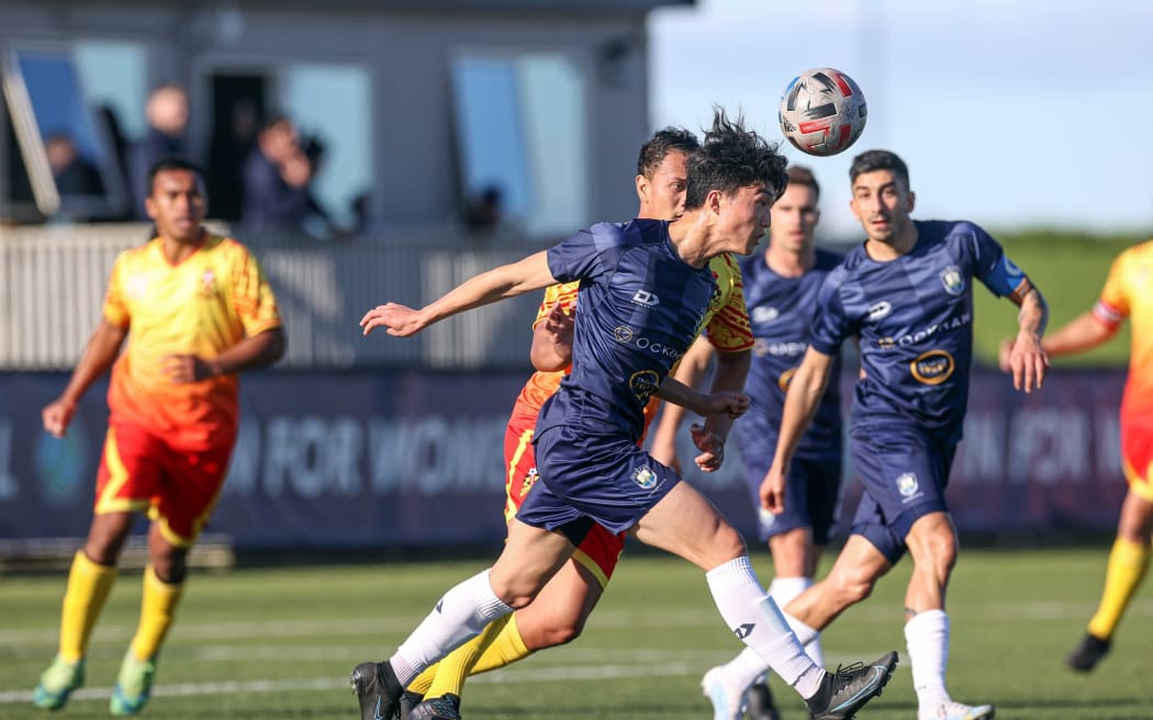 Auckland City, dans le bleu, contre Nikau Sokatak