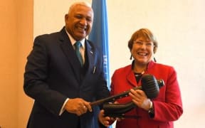 Frank Bainimarama presents a gift to the High Commissioner for Human Rights, Michelle Bachelet.